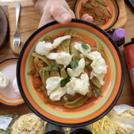 Riccardo's Pasta & Tomato Kit (bottega foglie di ulivo pasta, tomatoes in water, burratina, Tenuta Maranna EVOO, Carmencita salt grinder, Carmencita 4 peppers grinder) (Copy)